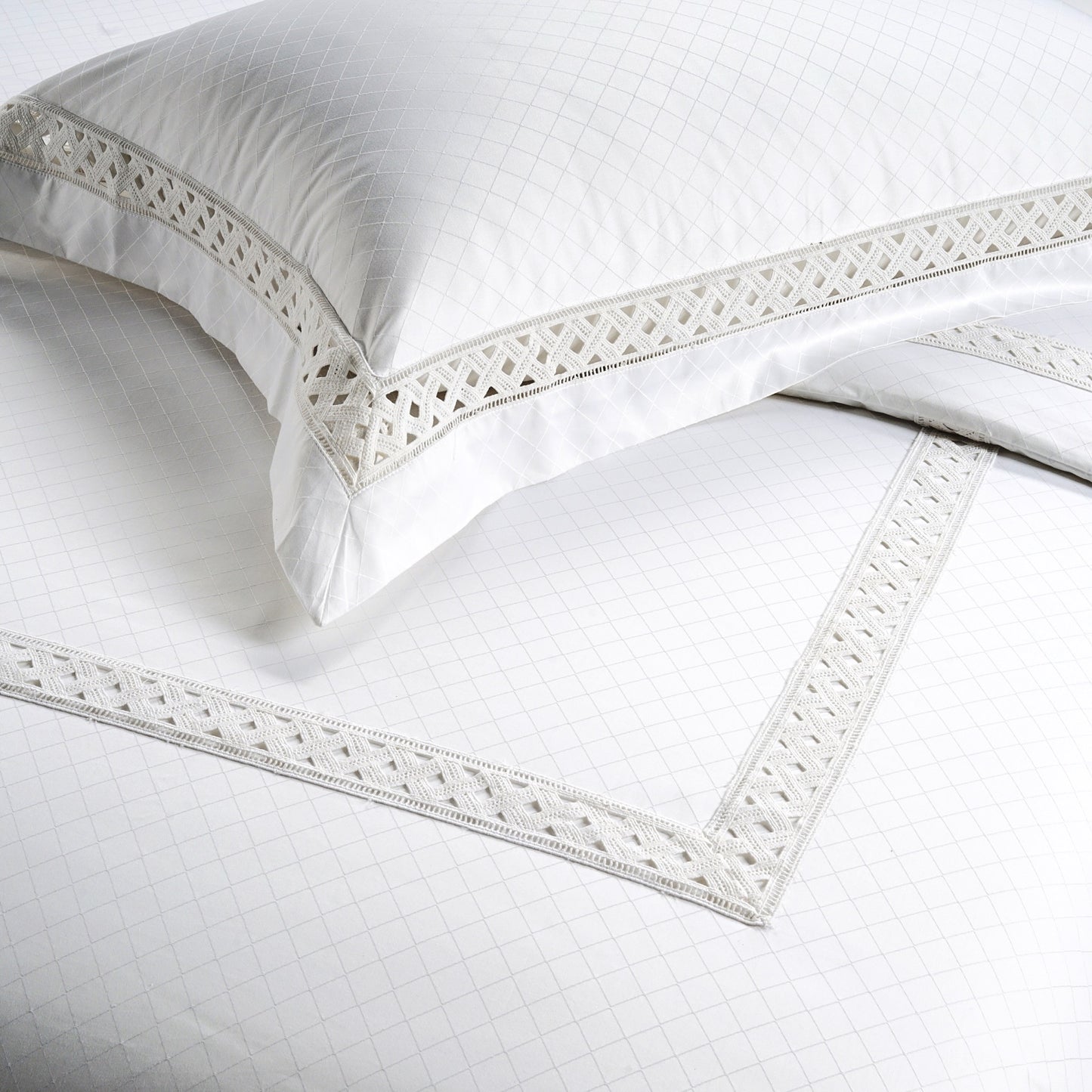 800 Thread Count Egyptian Cotton Imperial Lace Bedding Set - White