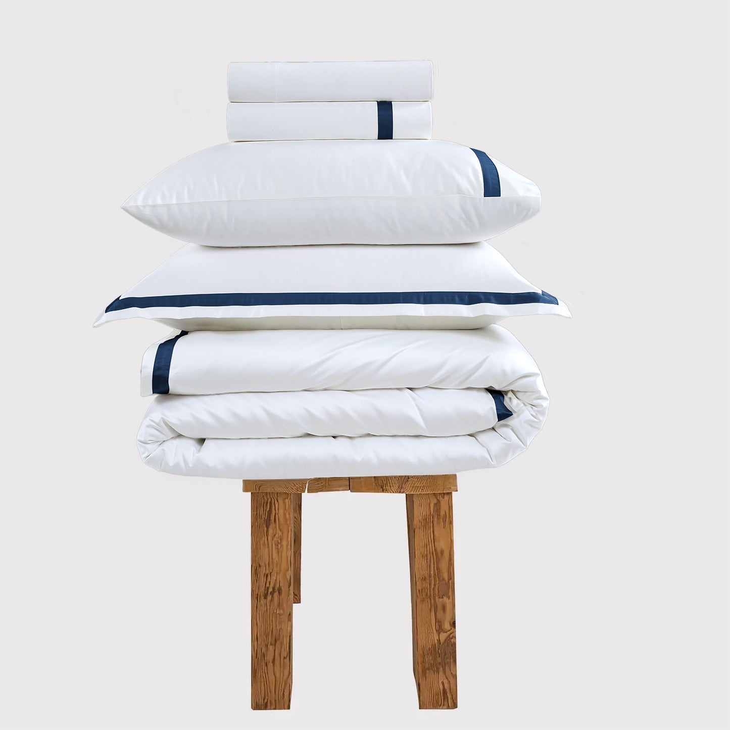 800 Thread Count Egyptian Cotton Heiress Bedding Set - White and Navy Peony